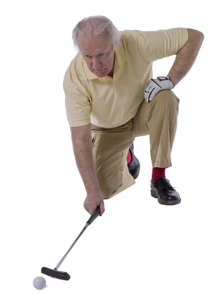 Senior spingendo la palla da golf — Foto Stock