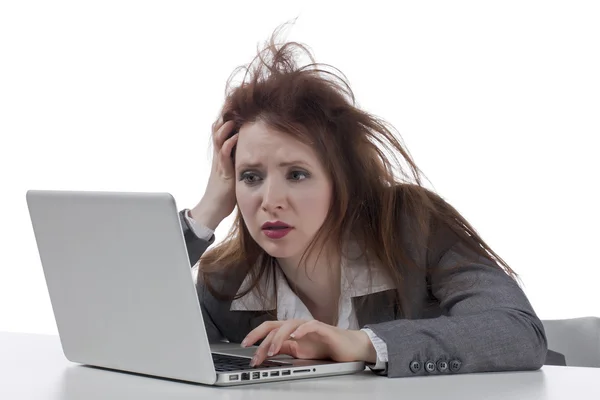 Dizüstü bilgisayar ile stresli iş kadını — Stok fotoğraf