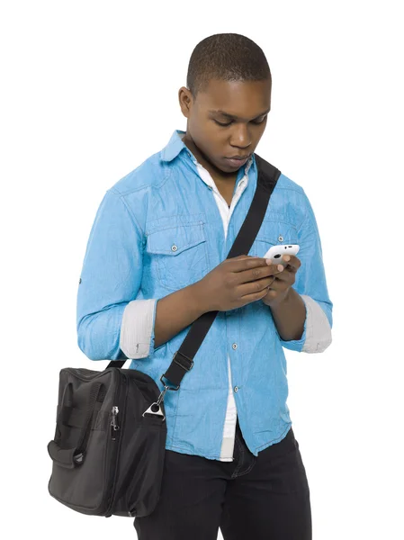 Junger Student schaut auf sein Handy — Stockfoto