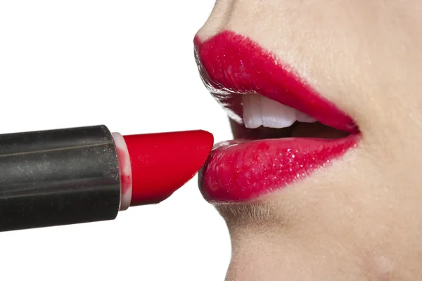 Application de rouge à lèvres en gros plan — Photo