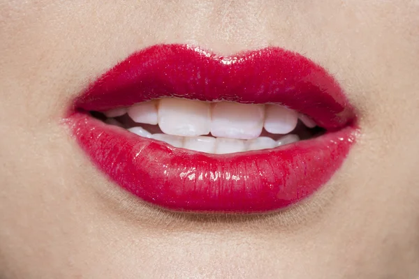 Labios rojos brillantes — Foto de Stock