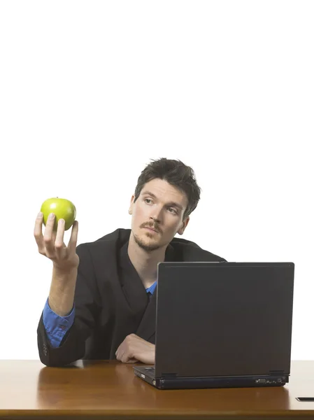 Бизнесмен держит зеленое яблоко — стоковое фото