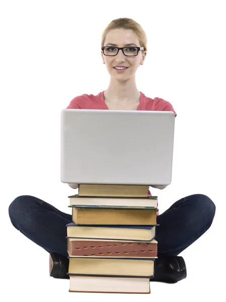 Estudante feminina usando um laptop — Fotografia de Stock