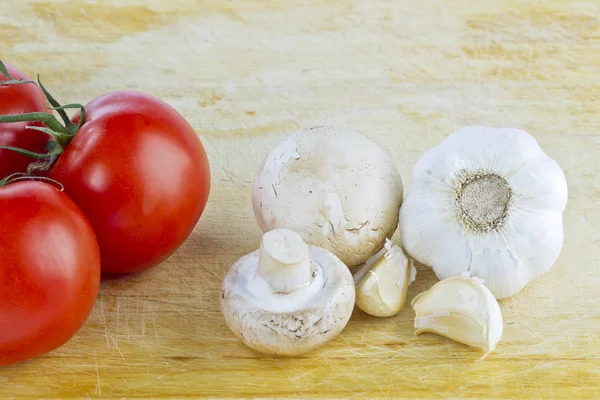 Tomatoes mushroom and onions — Stock Photo, Image