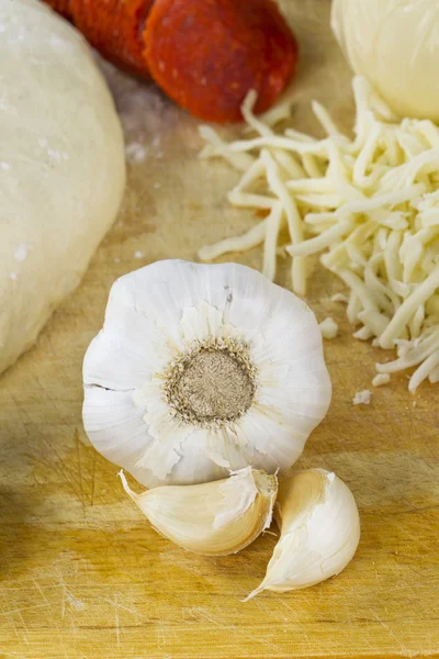 Pizza-ingrediënten gericht de knoflook — Stockfoto