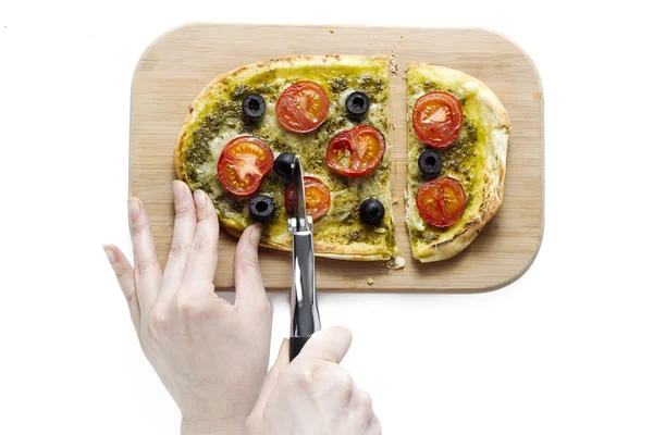Human hand slicing a pizza — Stock Photo, Image