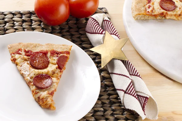 Pepperoni pizza på vit platta — Stockfoto