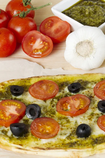 Pizza com alho e tomate — Fotografia de Stock