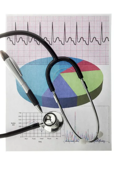 Stéthoscope avec rapport médical et stylo — Photo