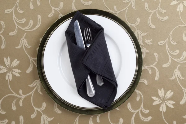 Tenedor y cuchillo con servilleta de mesa negra —  Fotos de Stock