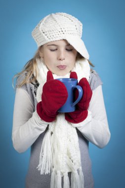 meisje drinken warme chocolademelk