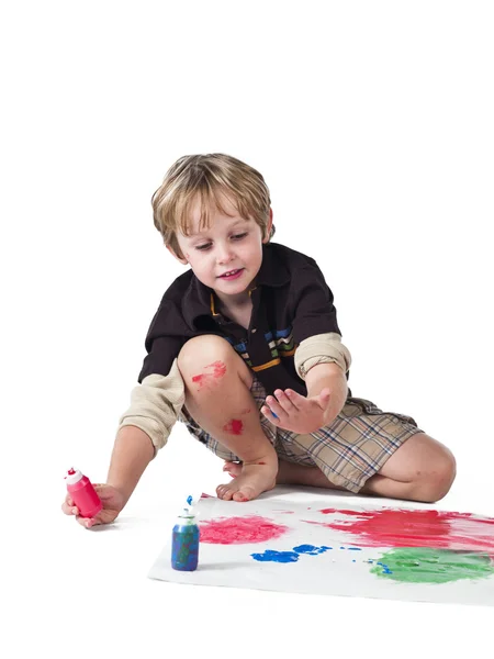 Jongen doet het schilderen op een stuk papier — Stockfoto