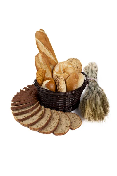 Cesta y pila de pan — Foto de Stock