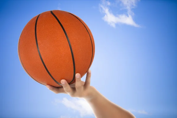 Basketbal op de hand — Stockfoto