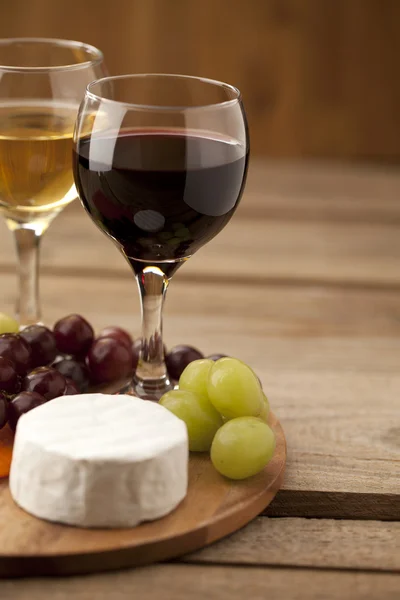 Cropped image of grapes with feta cheese and wine glasses — Stock Photo, Image