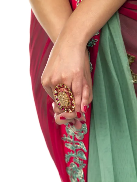 Mano femminile con anello stupendo — Foto Stock