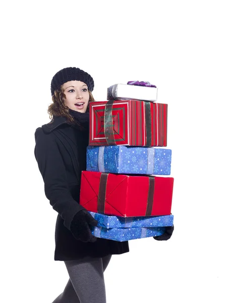 Femme en vêtements d'hiver tenant une pile de cadeaux de Noël — Photo