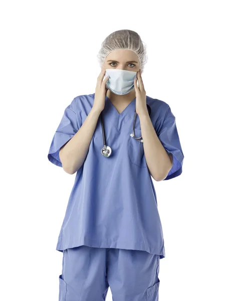 Mujer enfermera sosteniendo su mascarilla quirúrgica — Stockfoto