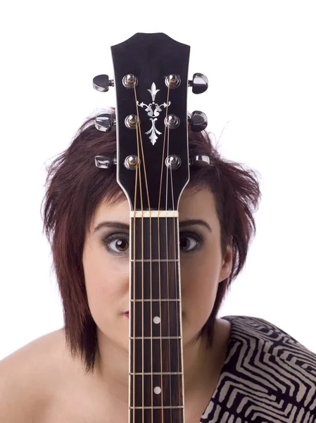 Hembra con cuello de guitarra sobre su cara — Foto de Stock