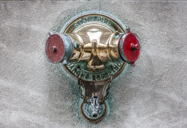 Brandhydrant an einem Gebäude — Stockfoto