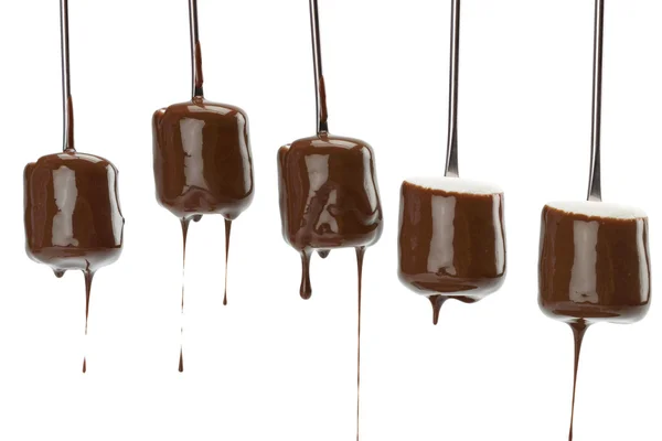 Fem marshmallows belagda av smält choklad — Stockfoto