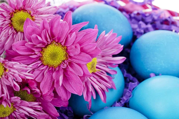 Flores e ovos de Páscoa — Fotografia de Stock