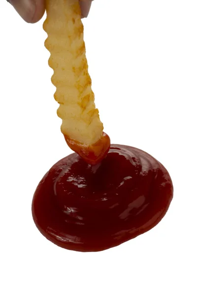 Frans fry gedipt in ketchup — Stockfoto