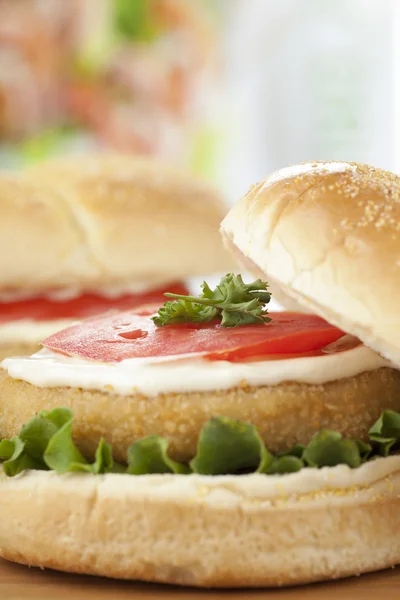 Garnishing crispy chicken hamburger — Stock Photo, Image