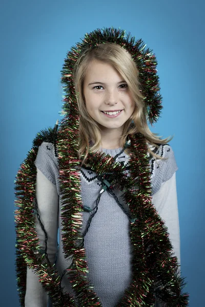 Chica sonriendo mientras envuelta en oropel — Foto de Stock