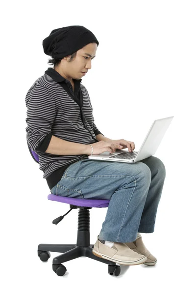 Hombre guapo usando un ordenador portátil — Foto de Stock