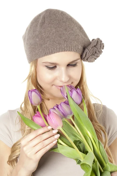 Hinreißende junge Hündin mit Tulpen — Stockfoto