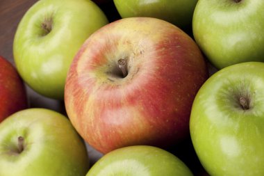 yeşil ve kırmızı elmalar