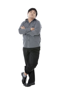 kolları ise çapraz duran adam