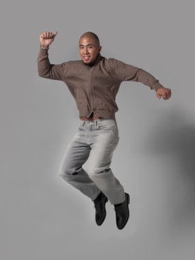 mutlu bir Afrikalı-Amerikalı adam atlama