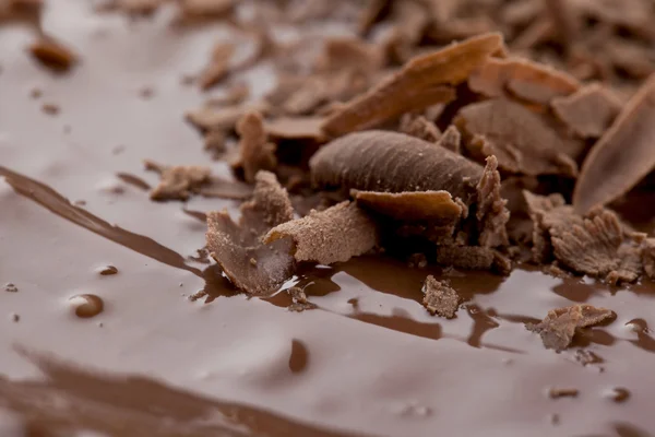 Geraspte chocolade met gesmolten chocolade — Stockfoto