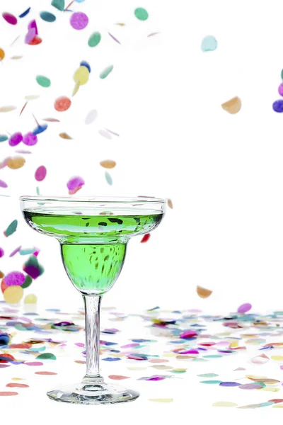 Boisson verte au martini et confettis en arrière-plan — Photo