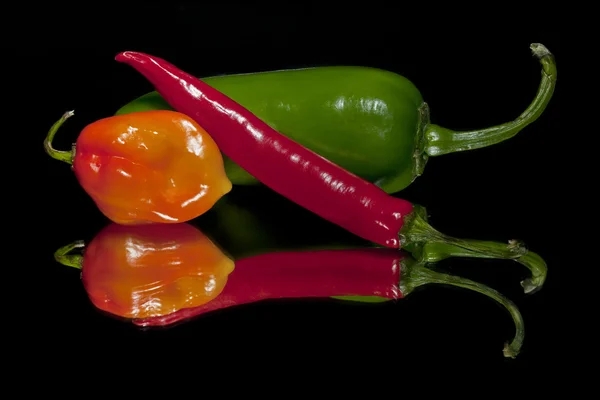 Yeşil kırmızı ve turuncu jalapeno biber — Stok fotoğraf