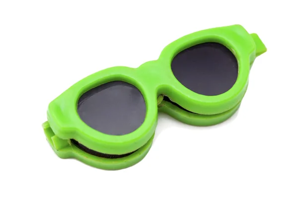 Gafas de sol retro verdes sobre fondo blanco — Foto de Stock