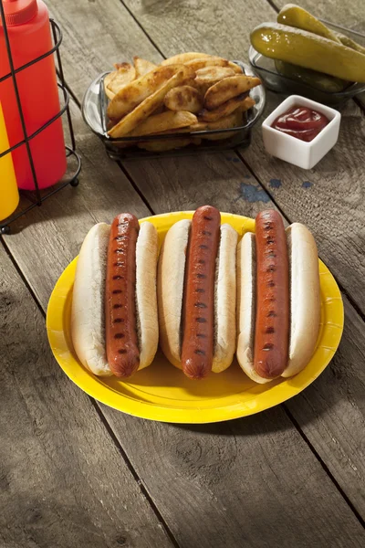 Bocadillos de perritos calientes a la parrilla con ingredientes —  Fotos de Stock