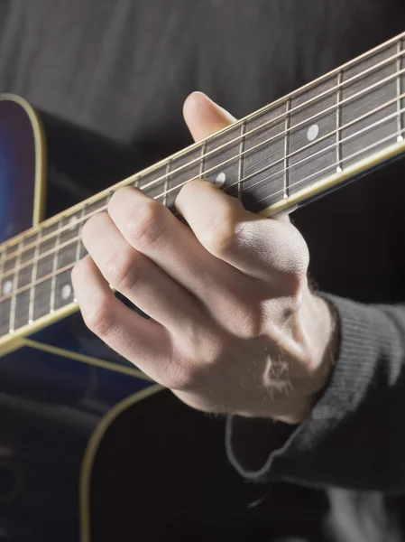 Gitarrist spelar akustisk gitarr — Stockfoto