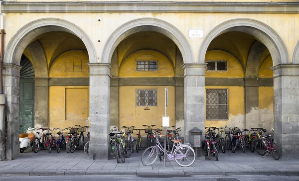 Hallway filled up of bikes in small tuscan town — Stock Photo, Image