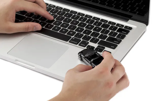 Hand spelen auto op het toetsenbord van de laptop — Stockfoto