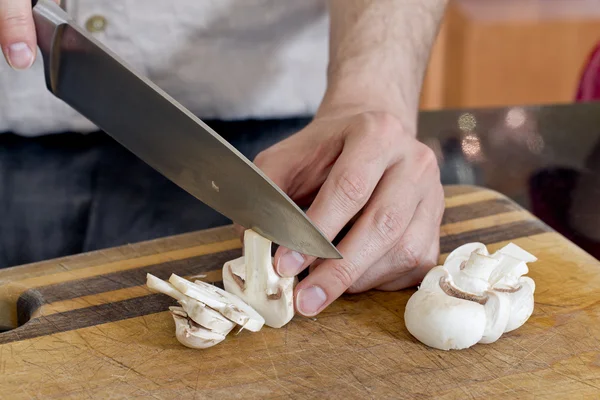 Mão cortando cogumelo branco — Fotografia de Stock
