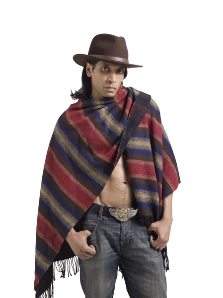 Schöner Kerl mit Schal und Cowboyhut — Stockfoto