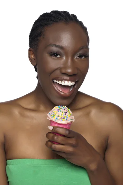 Mujer negra feliz sosteniendo un helado — Foto de Stock