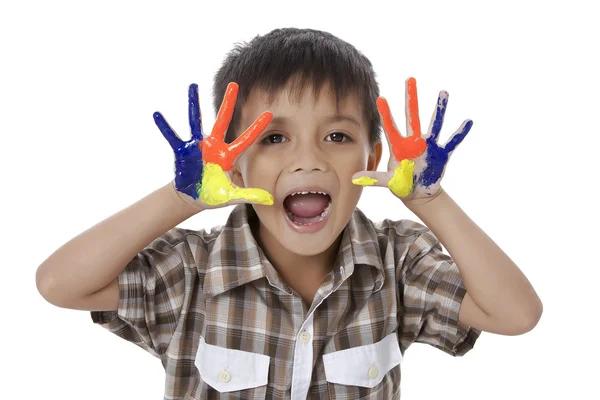 Menino feliz com mãos pintadas coloridas — Fotografia de Stock