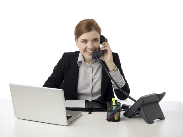 Счастливый офисный клерк говорит по телефону — стоковое фото