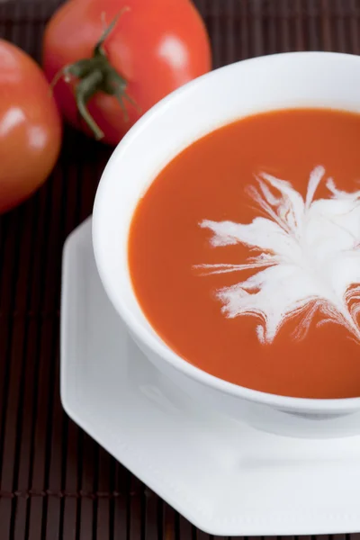 Healthy tomato soup with tomatoes on the background — Stock Photo, Image