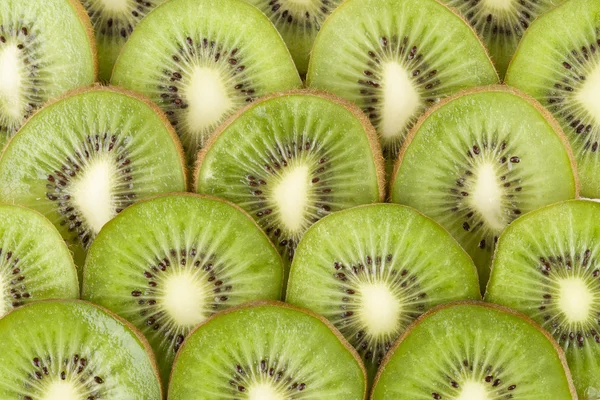 Kupie plastry owoców kiwi — Zdjęcie stockowe