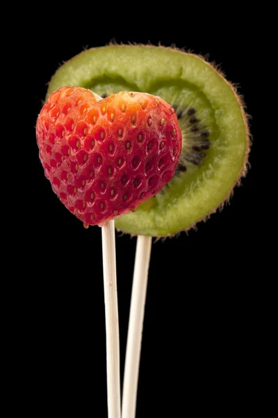 Heart shaped kiwi and strawberry — Stock Photo, Image